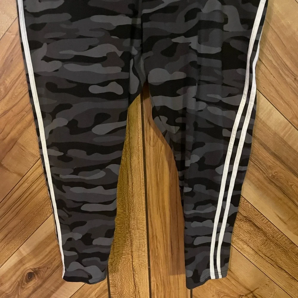 Torrid Plus Size 3X Black/Grey Camo Print Cropped Leggings